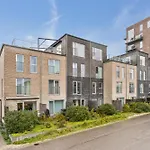 Modern Townhouse With Private Outdoor Area - 2br *