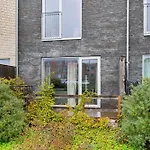 아파트 Modern Townhouse With Private Outdoor Area - 2br