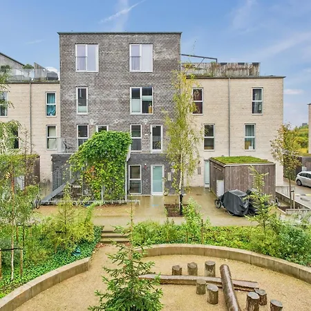 Modern Townhouse With Private Outdoor Area - 2br