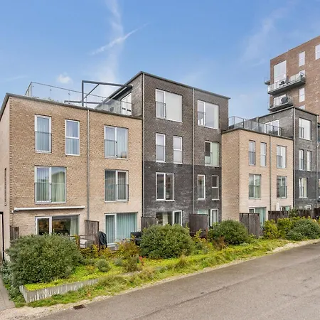 Modern Townhouse With Private Outdoor Area - 2br *